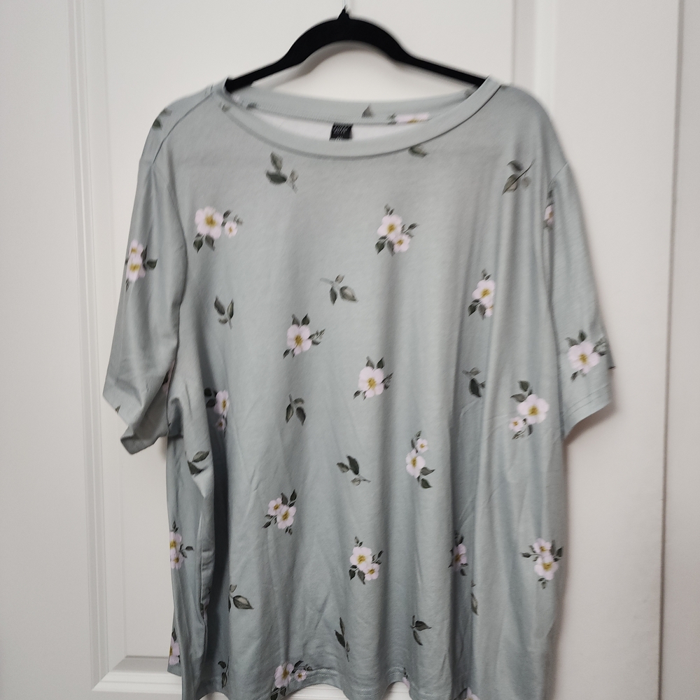 5/$30  Emery Rose Floral Sage Green Top Size 4x